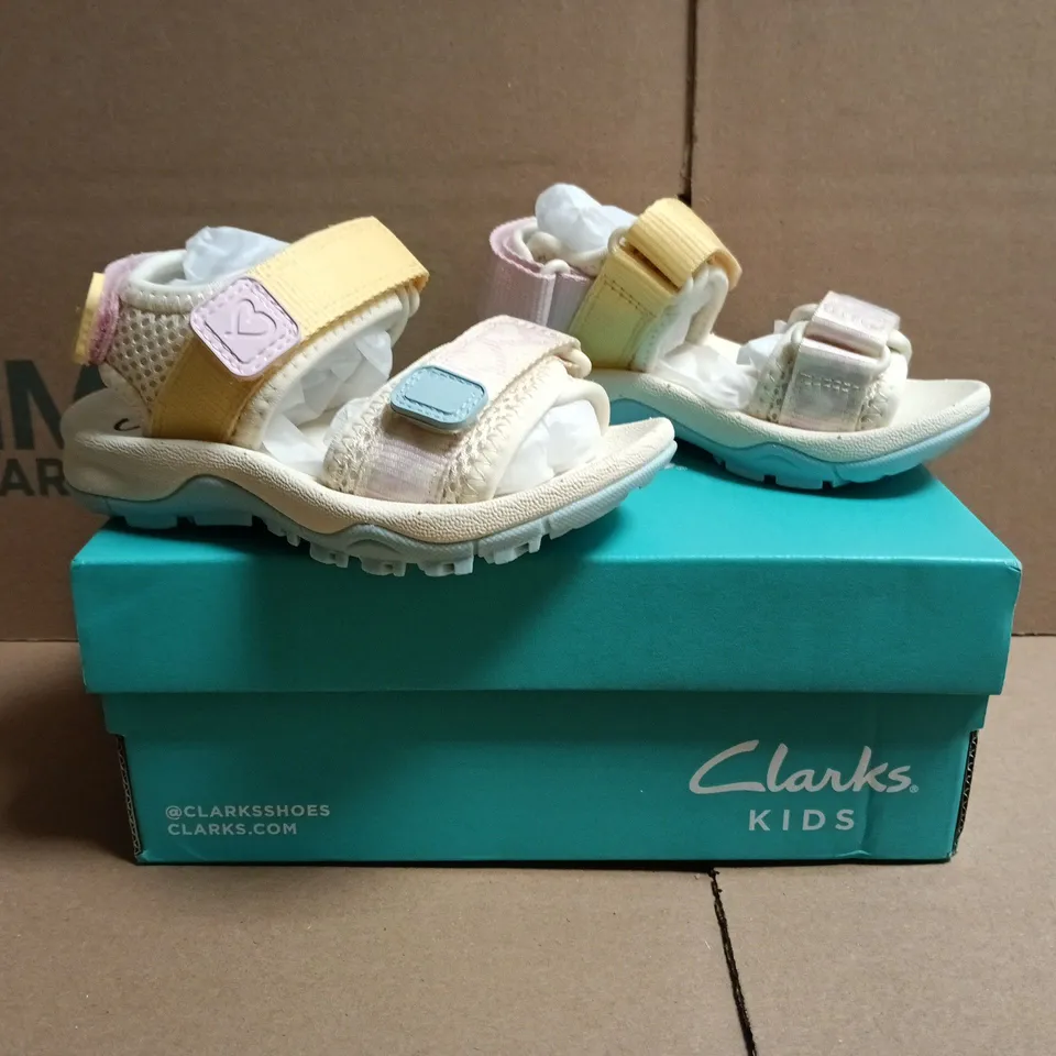 BOXED PAIR OF CLARKS KID'S WHARF TIDE SANDALS IN WHITE/MULTI SIZE UK 7