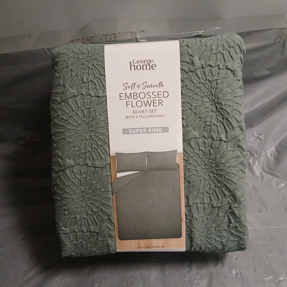 SOFT & SMOOTH EMBOSSED FLOWER DUVET SET IN DARK GREEN SIZE SUPER KING