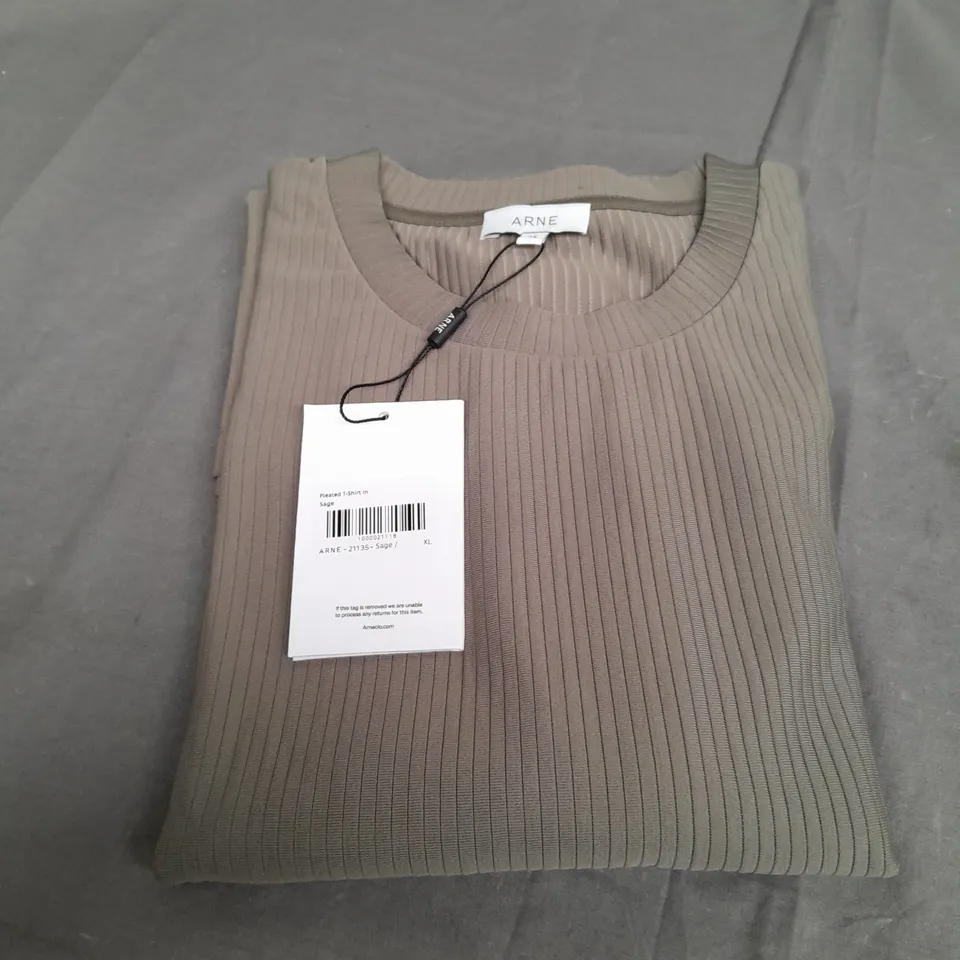 ARNE PLEATED T-SHIRT IN SAGE - XL
