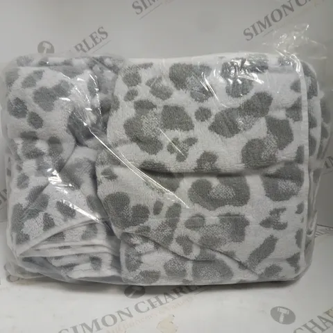 WEAVERIGHT TOWELS IN ANIMAL PRINT GREY/WHITE