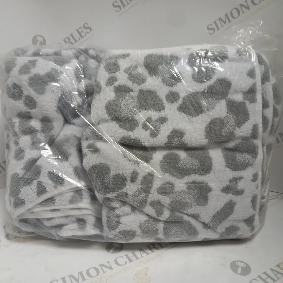 WEAVERIGHT TOWELS IN ANIMAL PRINT GREY/WHITE
