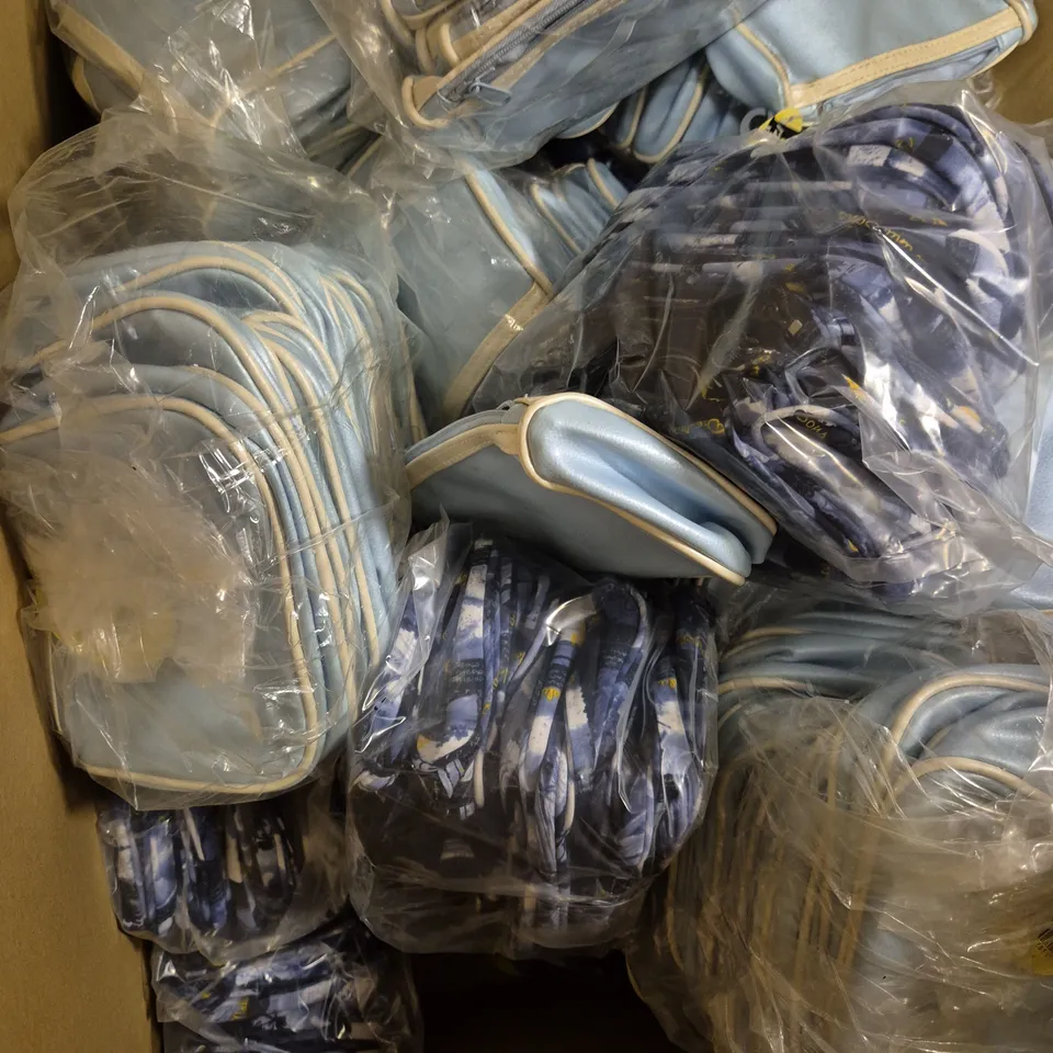 A LARGE QUANTITY OF ASSORTED SPONGE BAGS / COSMETIC BAGS 