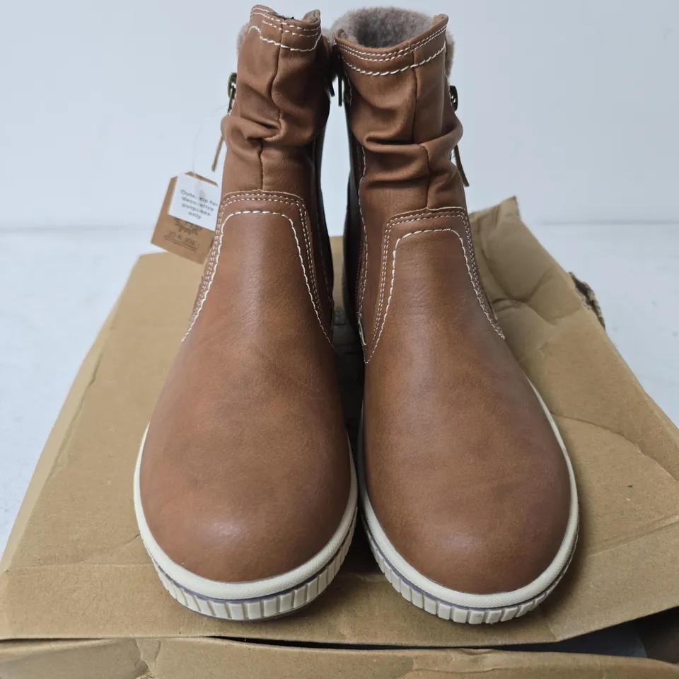 BOXED JO & JOE SUTTON BOOTS, COGNAC - UK SIZE 5