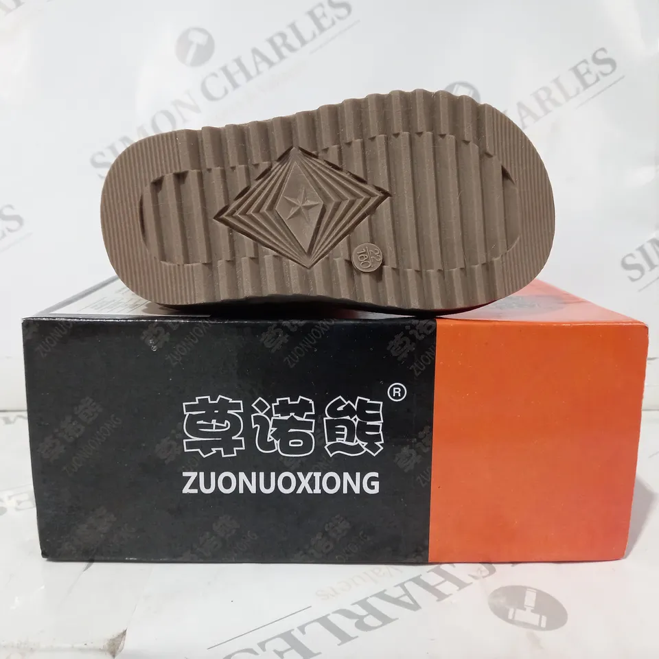 BOXED PAIR OF ZUONUOXIONG KIDS SHOES IN TAN EU SIZE 22