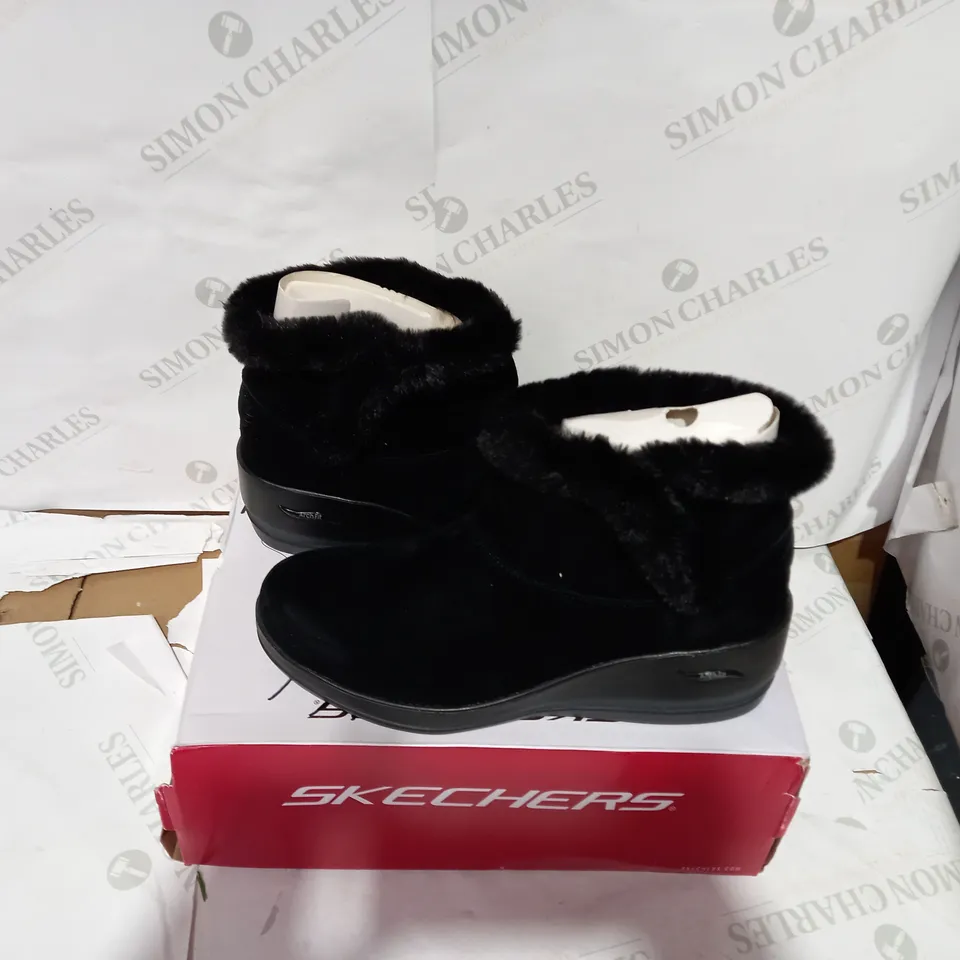 BOXED PAIR OF BLACK ANKLE BOOTS - SIZE 8