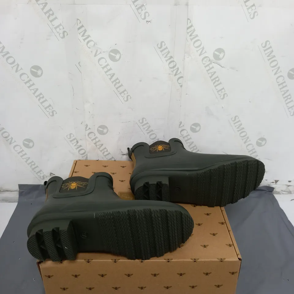 EUR 37 BOXED GREEN WELLIES 