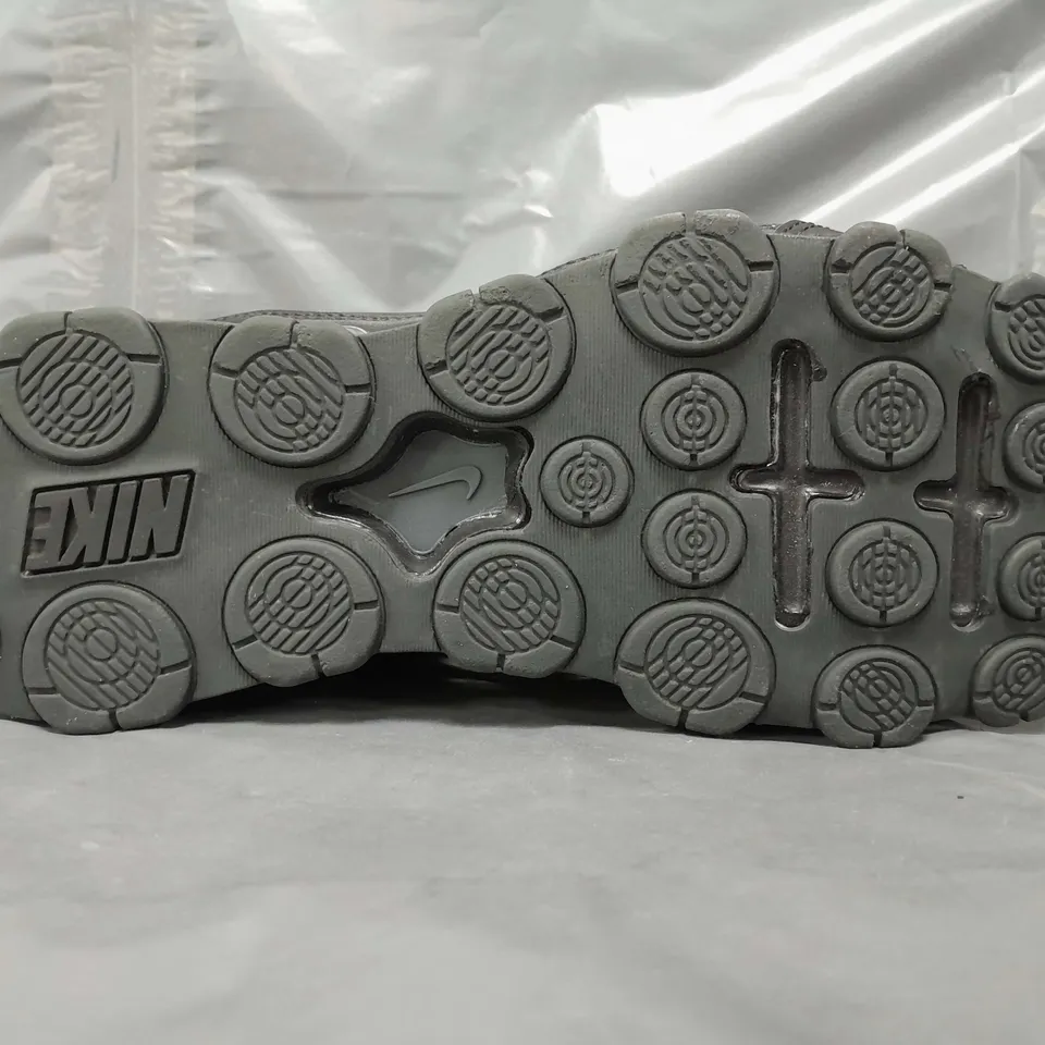 BOXED PAIR OF NIKE REAX 8 TRAINERS IN BLACK UK SIZE 8