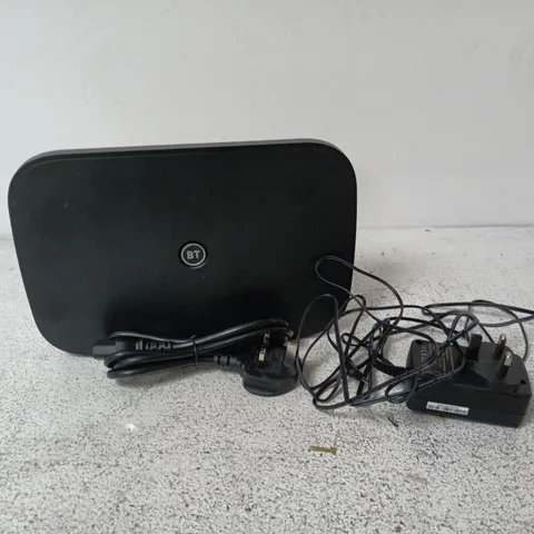 APPROXIMATELY 8 ASSORTED HOUSEHOLD ELECTRICALS TO INCLUDE ROUTERS, CABLES, ETC