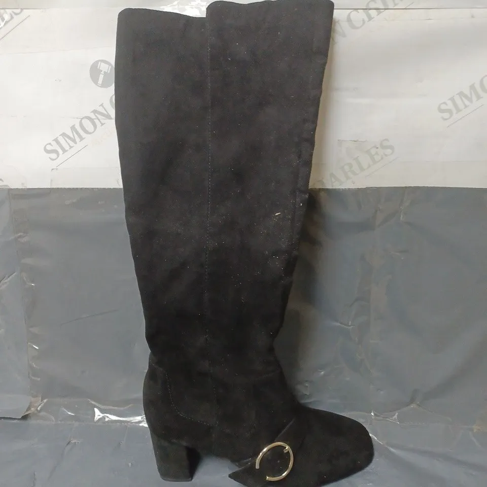 BOXED PAIR OF BLACK SUEDE KNEE HIGH SHOES SIZE 5