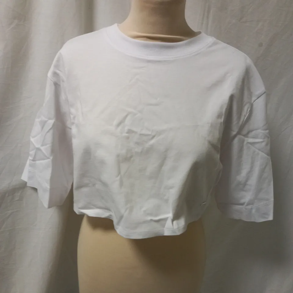 GYMSHARK WHITE CROPPED TSHIRT - SIZE XS