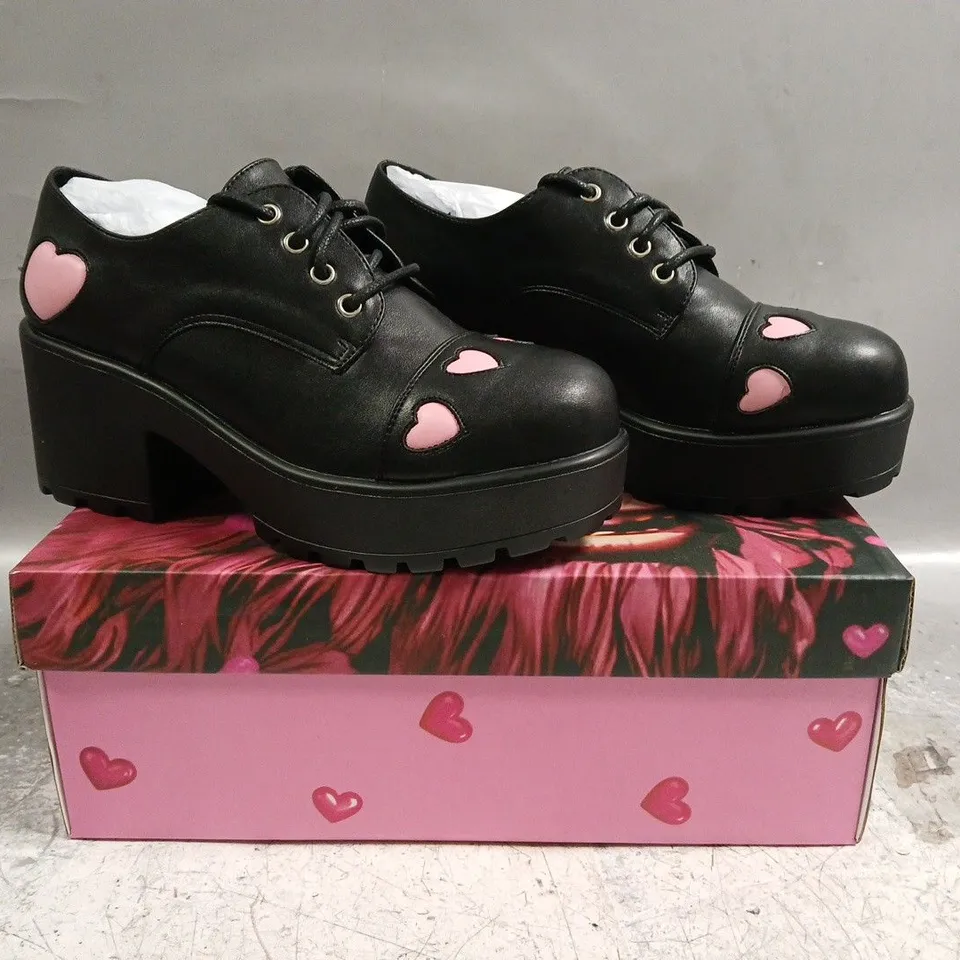 BOXED PAIR OF KOI SHOES IN BLACK W. PINK HEARTS SIZE UK 5