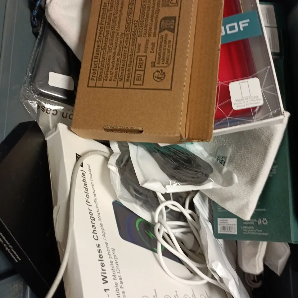 APPROXIMATELY 15 ASSORTED SMARTPHONE ACCESSORIES TO INCLUDE CHARGING CABLES, POWERBANKS, PHONE CASES ETC 