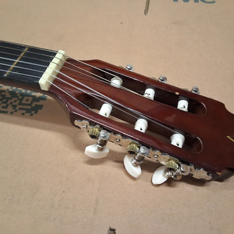 ACOUSTIC CLASSICAL GUITAR WITH NYLON STRINGS