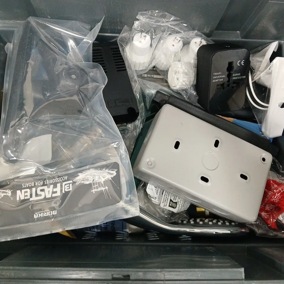 APPROXIMATELY 12 ASSORTED HOUSEHOLD ITEMS TO INCLUDE WATER FILTER, WALL SOCKET, LAUNDRY CAPSULES, ETC