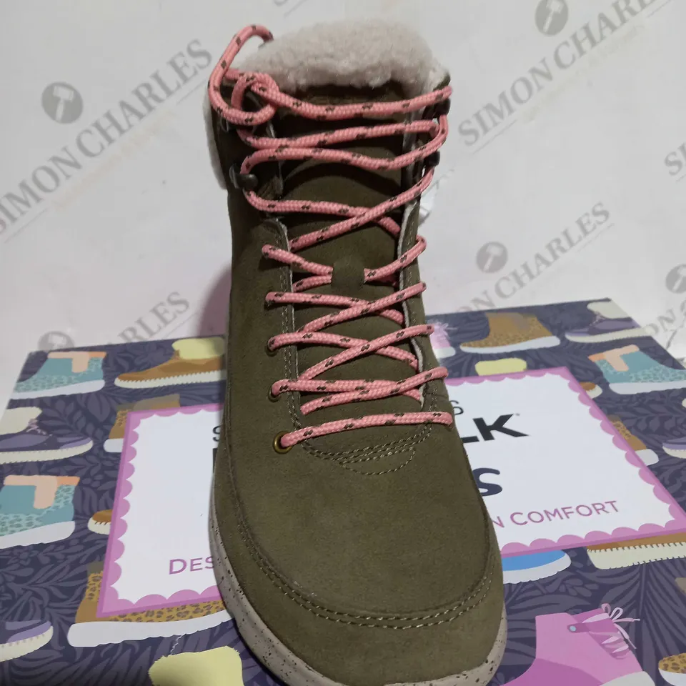 BOXED PAIR OF SKECHERS GLACIAL ULTRA BOOTS SIZE 5
