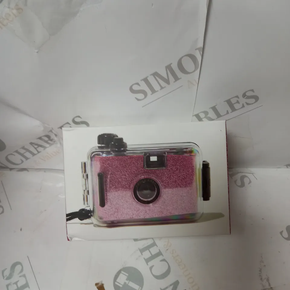 BOX OF APPROXIMATELY 40 ASSORTED HOUSEHOLD ITEMS TO INCLUDE BAGS, KEYBOARD, ORNAMENTS ETC 