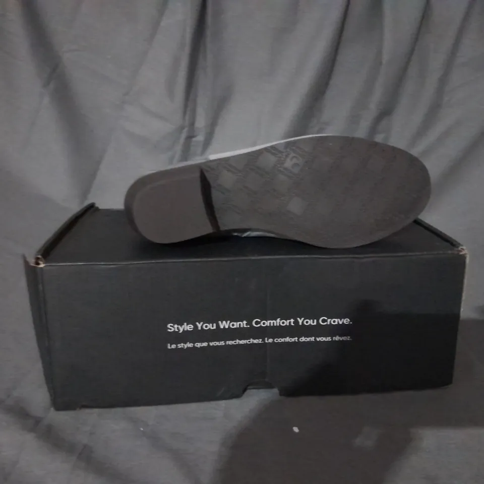 BOXED PAIR OF VIONIC MARISSA ANKLE BOOTS IN CHARCOAL SIZE 4 