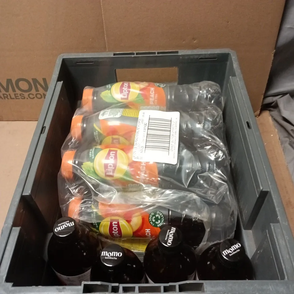 APPROXIMATELY 14 ASSORTED DRINK ITEMS INCLUDING MOMOKOMBUCHA AND LIPTON PEACH ICE TEA
