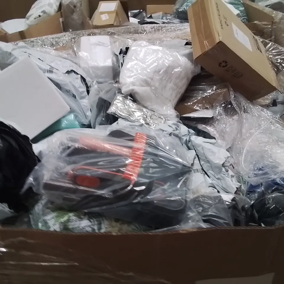 PALLET CONTAINING S LARGE QUANTITY OF GARDEN,ELECTRONICS,FASHION,BEAUTY'S PRODUCTS TO INCLUDE;STRING LIGHTS,SUN GLASSES,HATS