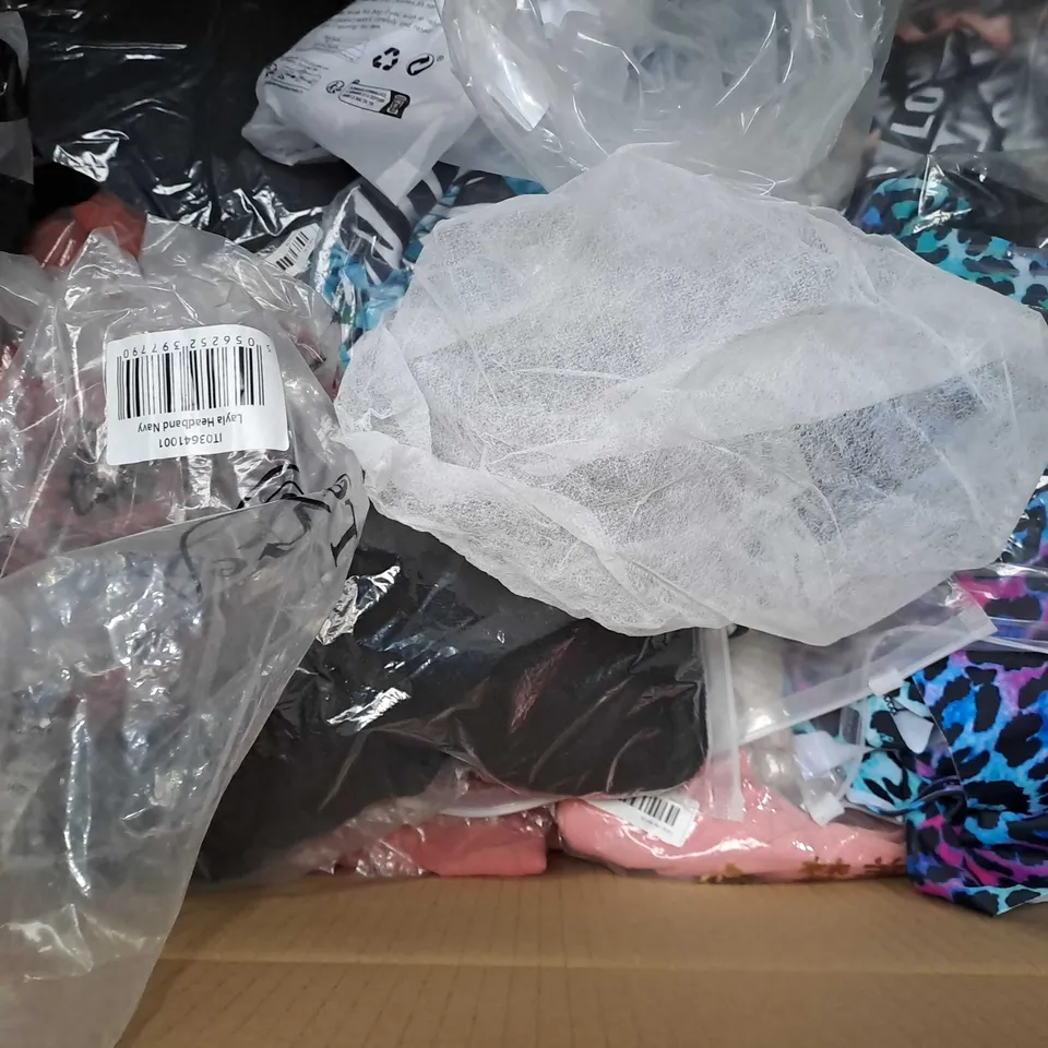 APPROXIMATELY 25 ASSORTED CLOTHING ITEMS IN VARIOUS SIZES TO INCLUDE - BAG , NECK WARMER , BRA ETC