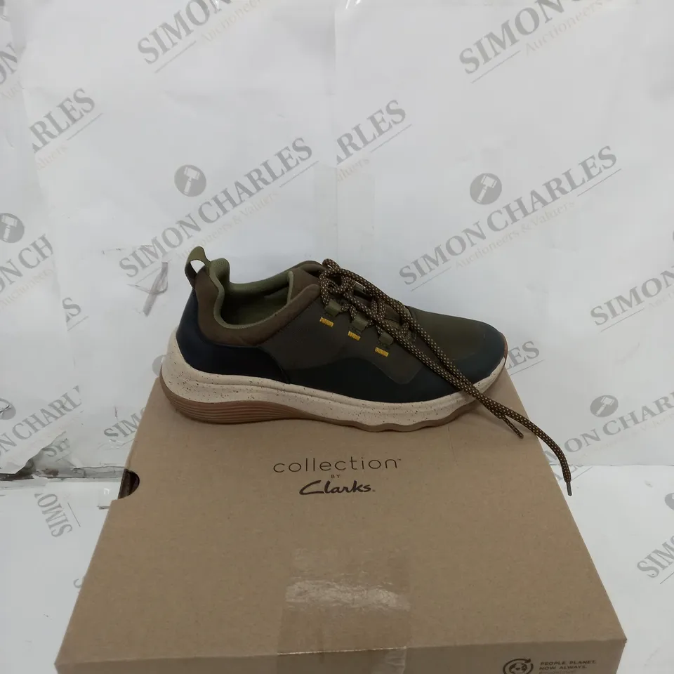 BOXED PAIR OF CLANKS JAUNT LACE DARK OLIVE SIZE 6