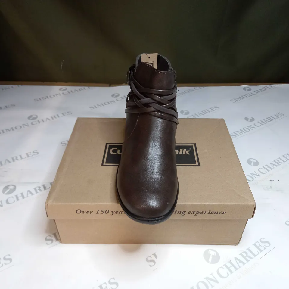 BOXED CUSHION WALK BUCKLE STRAP BOOT SIZE 6