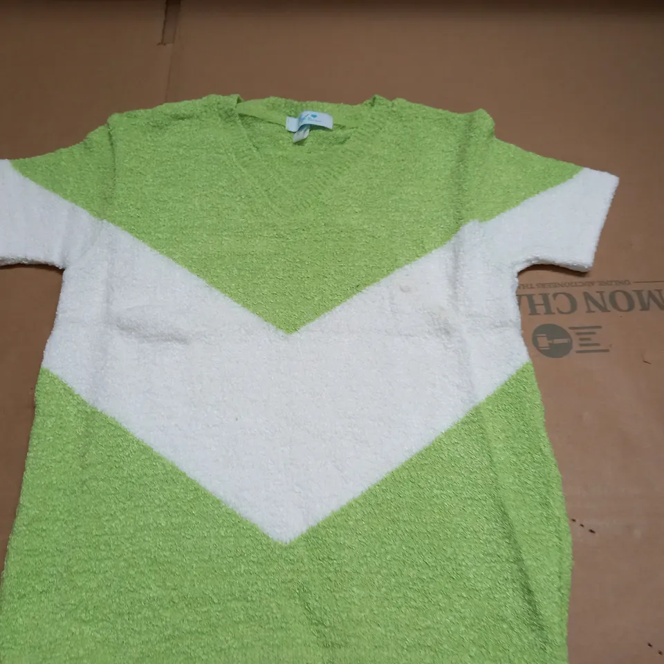LARGE QUANTITY OF ASSORTED CHEVRON KNIT JUMPERS IN GREEN/WHITE - T1