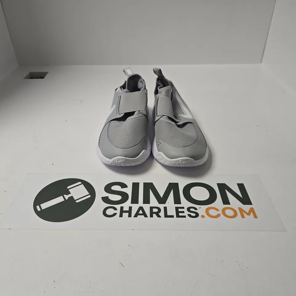 UNBOXED PAIR OF NIKE FLEX RUNNER 3 KIDS TRAINERS IN GREY - UK 5