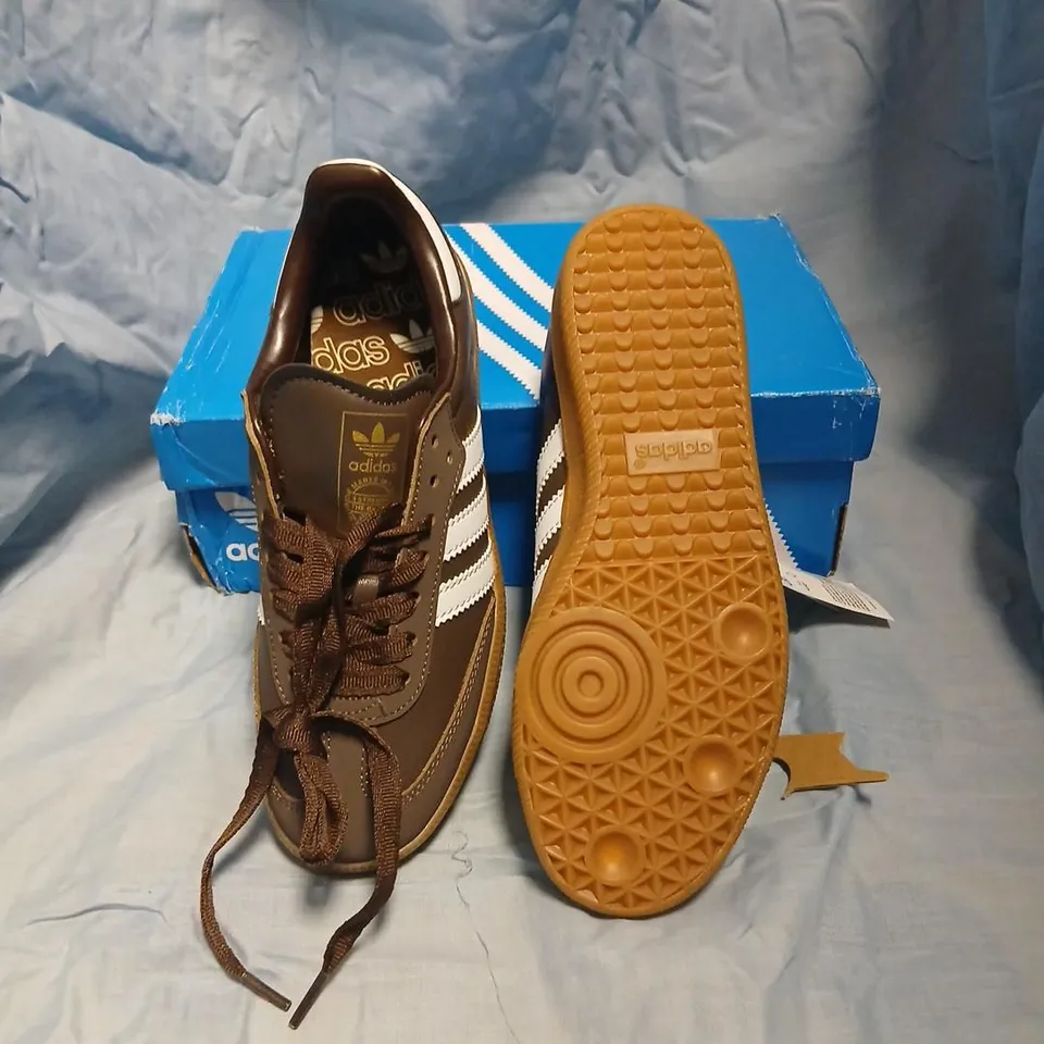 ADIDAS SAMBA OG UNISEX SNEAKERS – BROWN WITH WHITE THREE-STRIPE DETAILING, UK 6