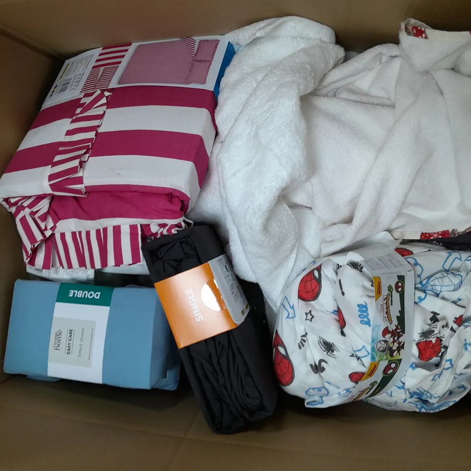 APPROXIMATELY 8 ASSORTED HOUSEHOLD ITEMS TO INCLUDE VARIOUS BEDDING IN VARIOUS SIZES AND STYLES