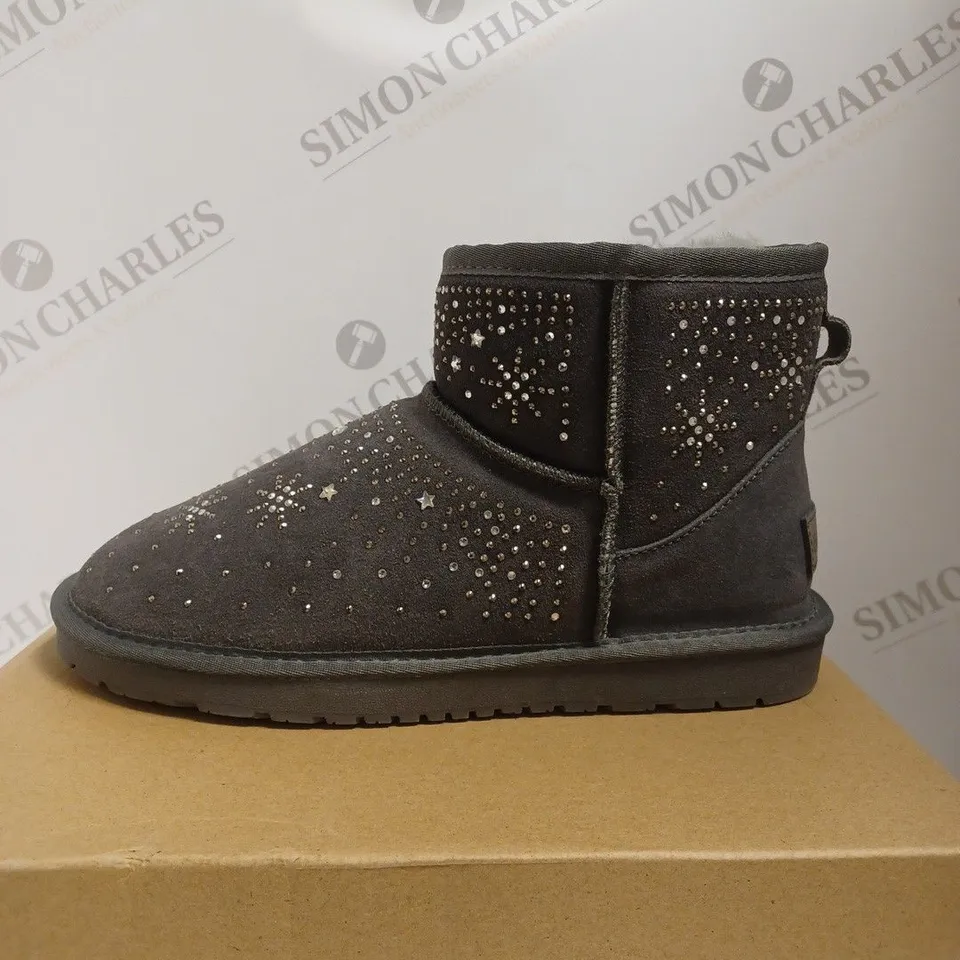 BOXED BONOVA SPARKLE SHEEPSKIN BOOTS, LIGHT GREY - SIZE 7