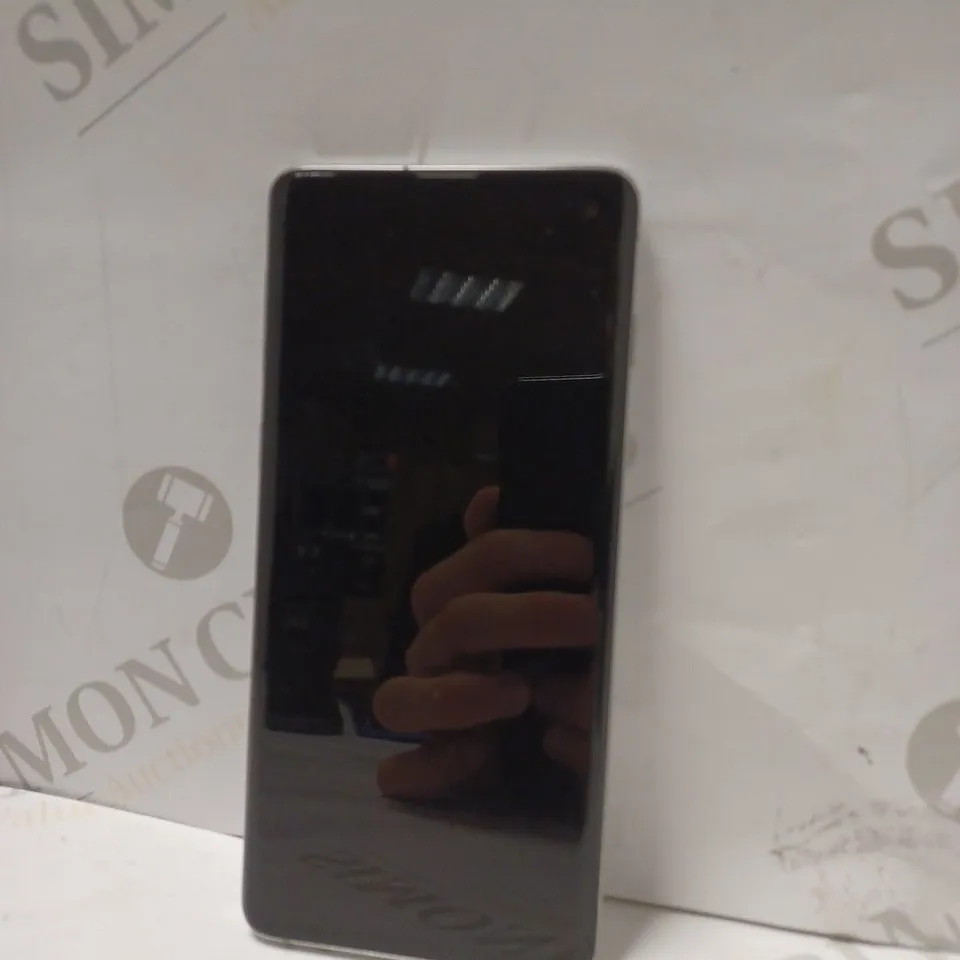 BOXED SAMSUNG GALAXY S10 SMARTPHONE IN WHITE