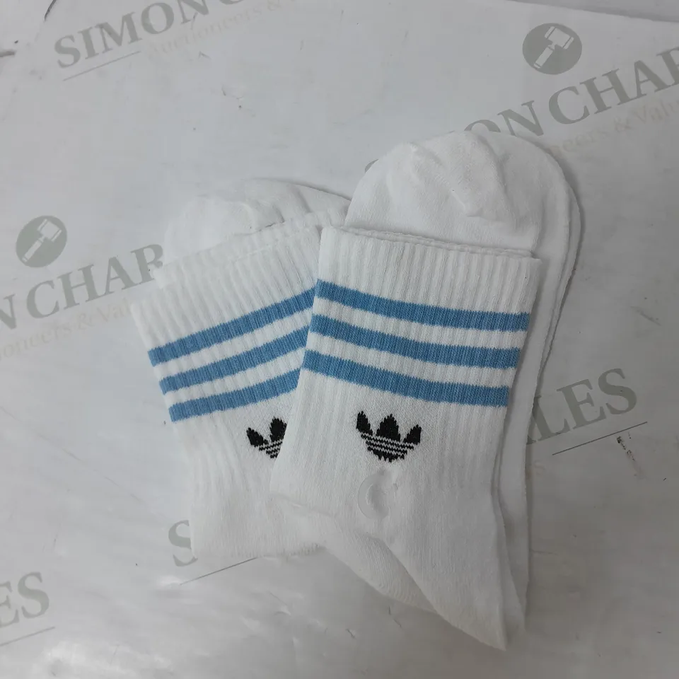 ADIDAS 2 PAIRS OF RIBBED CREW SOCKS IN WHITE AND BLUE STRIPW