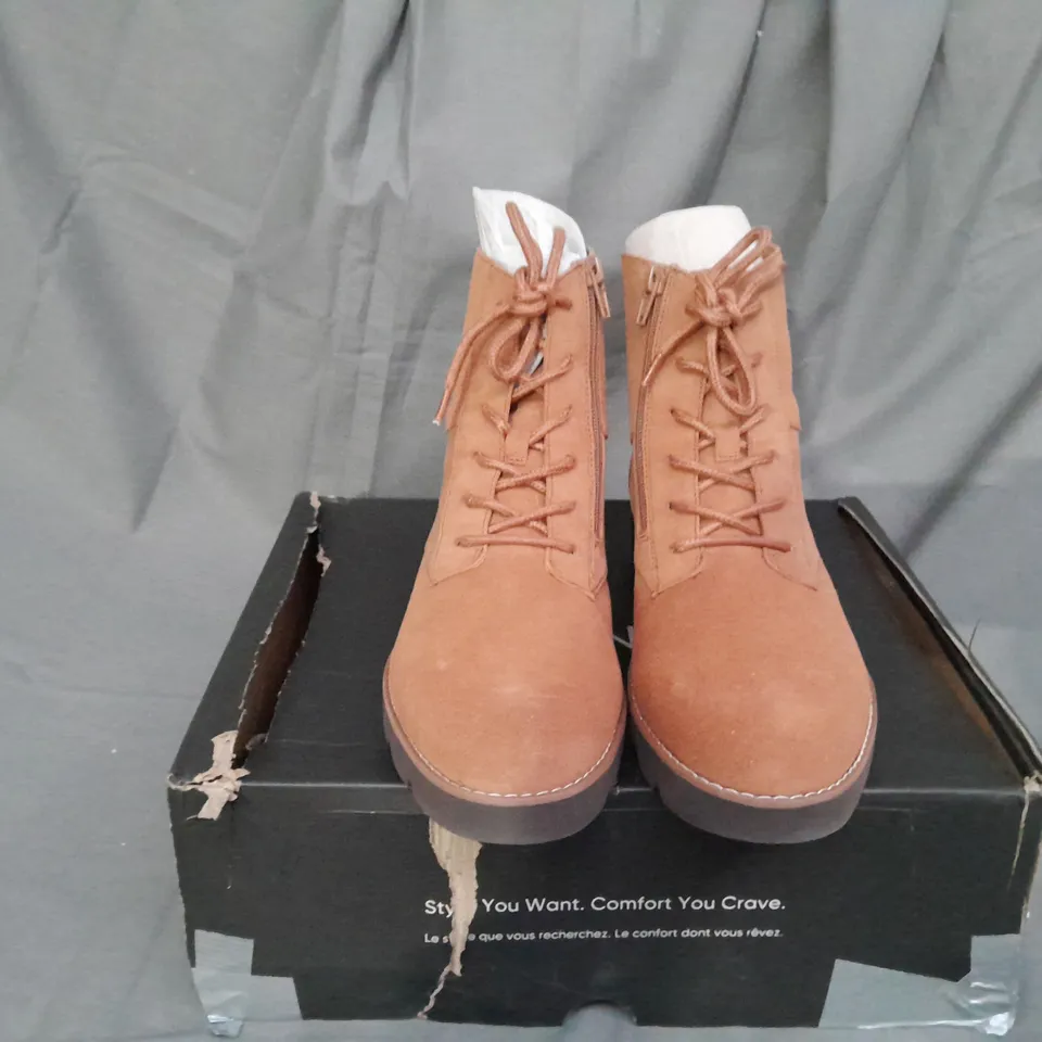 BOXED PAIR OF VIONIC LARSON LACE UP BOOTS IN TOFFEE SIZE 6 