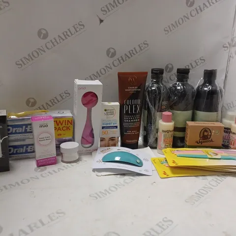 APPROXIMATELY 20 ASSORTED COSMETICS ITEMS TO INCLUDE BAYLIS & HARDING GOODNESS OUD CEDAR & AMBER BODY WASH (500ml), GARNIER FACE SUNSCREEN (40Ml), ORAL B 3D WHITE ADVANCED 2 PACK, ETC
