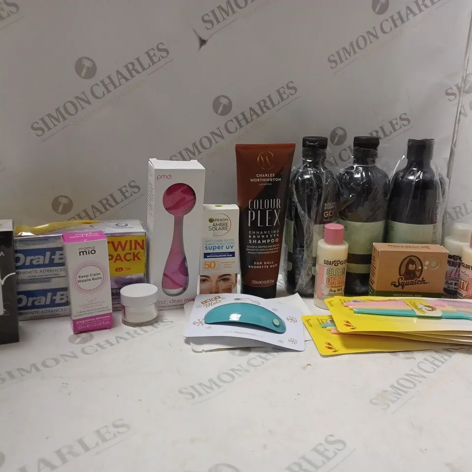 APPROXIMATELY 20 ASSORTED COSMETICS ITEMS TO INCLUDE BAYLIS & HARDING GOODNESS OUD CEDAR & AMBER BODY WASH (500ml), GARNIER FACE SUNSCREEN (40Ml), ORAL B 3D WHITE ADVANCED 2 PACK, ETC