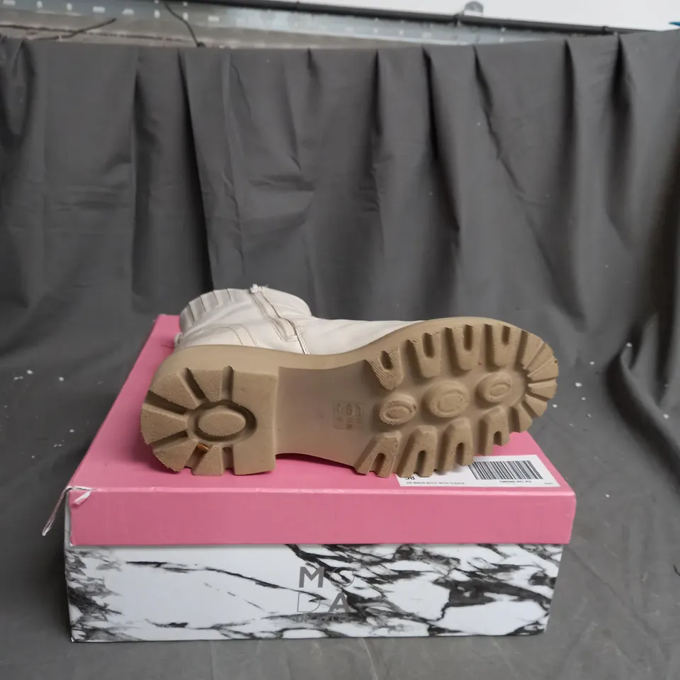 BOXED PAIR OF MODA IN PELLE ZIPSTER LEATHER BOOTS IN OFF WHITE SIZE 5
