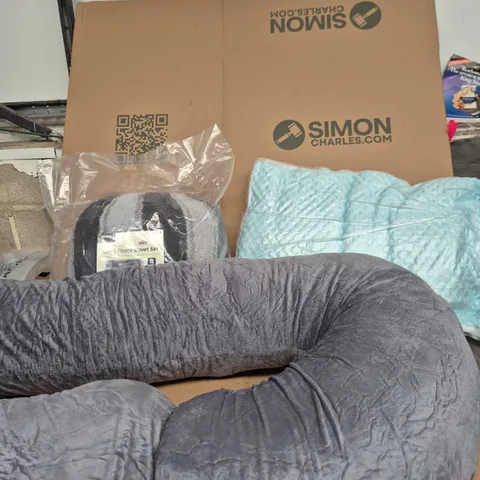 BOX OF APPROXIMATELY 3 ASSORTED ITEMS INCLUDING GAVENO CAVAILIA TEDDY FLEECE DUVET SET, A PILLOW AND A BODY CUSHION