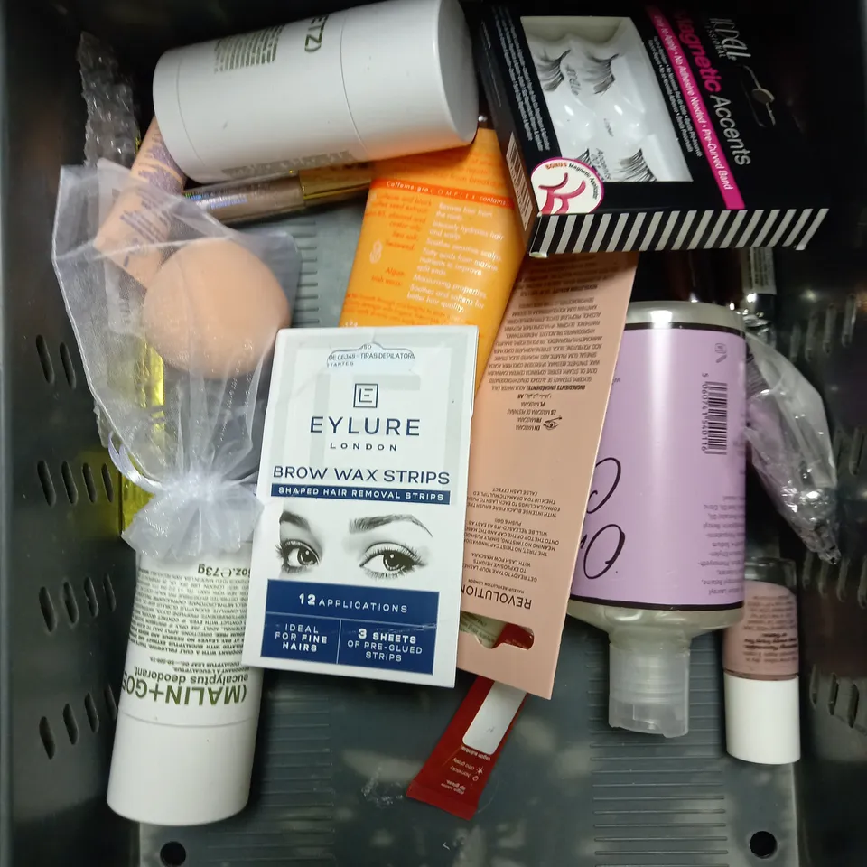 BOX OF APPROXIMATELY 20 ASSORTED HEALTH AND BEAUTY PRODUCTS TO INCLUDE BRAZILIAN BUM BUM CREAM, MANUAL POWER SHAMPOO, EYLURE BROW WAX STRIPS ETC 