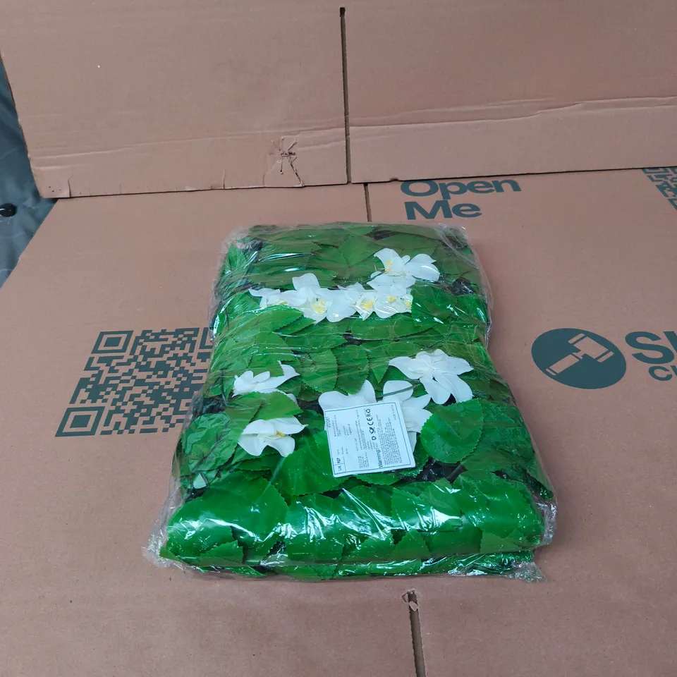 ARTIFICIAL LEAF GARDEN ORNAMENT/FEATURE
