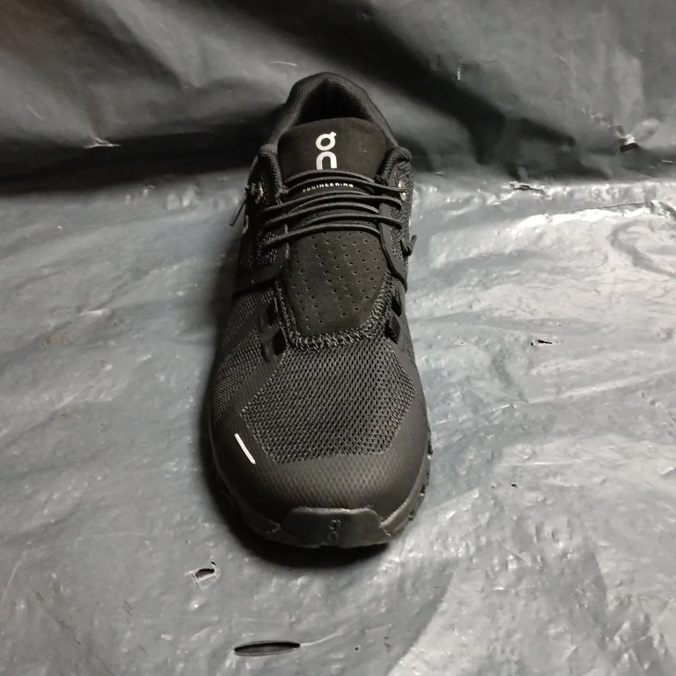 PAIR OF ON CLOUDSURFER TRAINERS IN BLACK SIZE UK 6