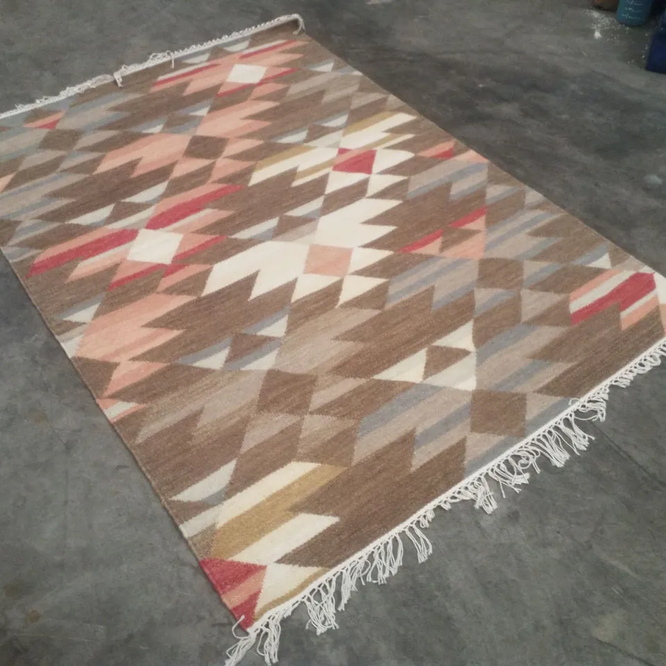 QUALITY DESIGNER AREA RUG APPROXIMATELY 120×150CM
