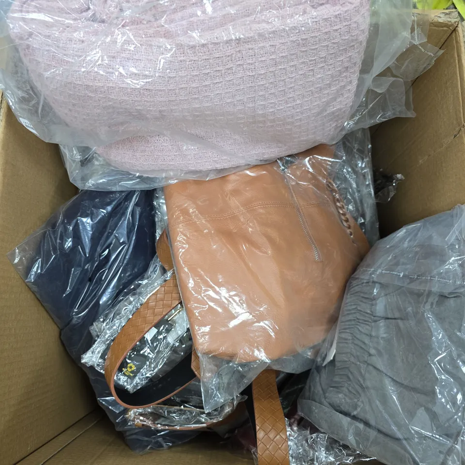 APPROXIMATELY 10 ASSORTED CLOTHING ITEMS TO INCLUDE HANDBAG, BELTS, JUMPER ETC 