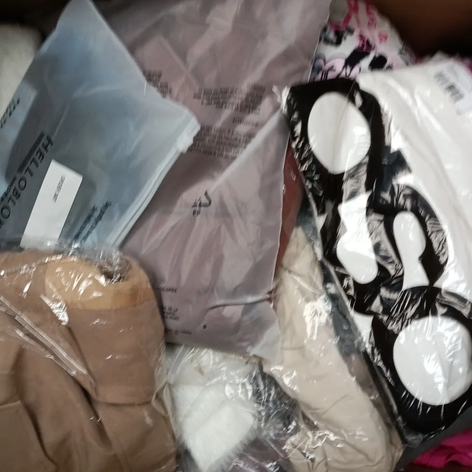 APPROXIMATELY 35 ASSORTED CLOTHING ITEMS IN VARIOUS SIZES, STYLES & COLOURS TO INCLUDE TOPS, JACKETS, DRESSES, ETC - COLLECTION ONLY