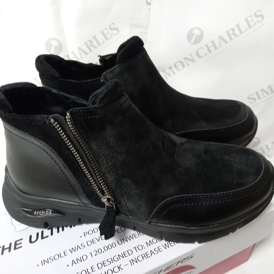BOXED SKECHERS ARCH FIT SMOOTH ZIP BOOTS, BLACK - SIZE 6