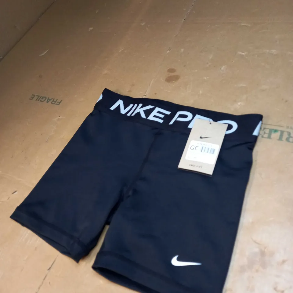 KIDS NIKE LOGO SHORTS SIZE 11/12 YEARS 
