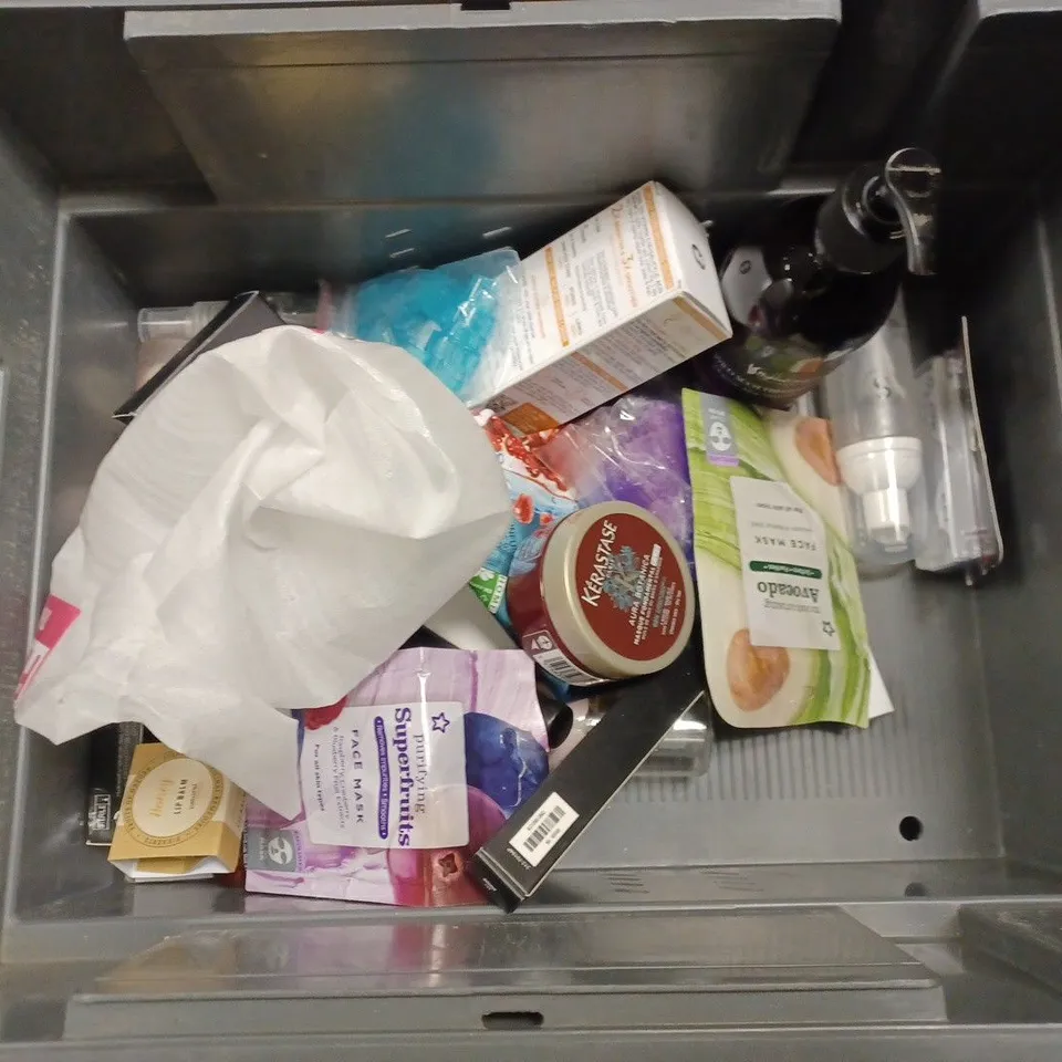 BOX OF APPROX 20 ASSORTED HEALTH AND BEAUTY ITEMS TO INCLUDE - SECRET ENVY AOURA BODY MIST - OILATIM SOAP BAR - GARNIER SKIN ACTIVE MICELLAR GENTLE PEELING WATER ECT 