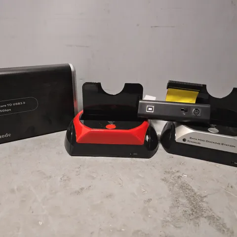 BOX OF APPROXIMATELY 12 ASSORTED ITEMS TO INCLUDE - DYNAMODE 3.5 HDD ENCLOSURE TO USB 3.0 , SATA HDD DOCKING STATION ETC