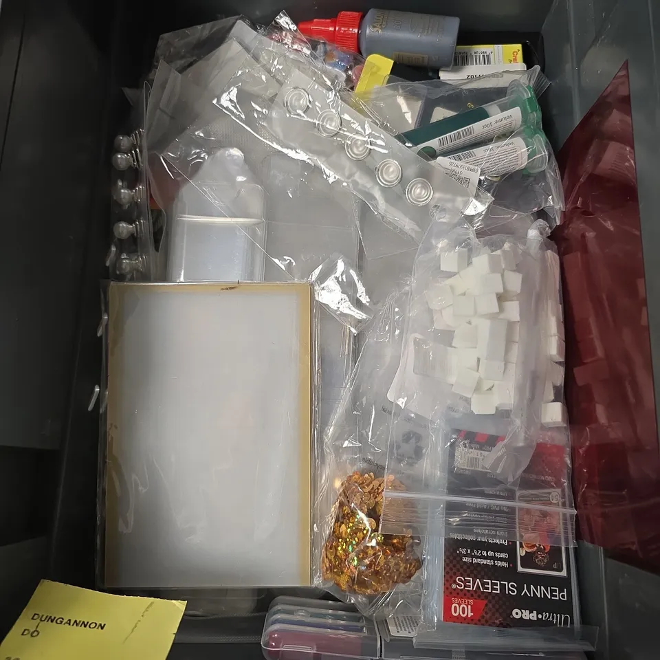 APPROXIMATELY 15 ASSORTED HOUSEHOLD ITEMS TO INCLUDE - HOTFIX RHINESTONES - PENS - COLOURED PENCILS - ETC