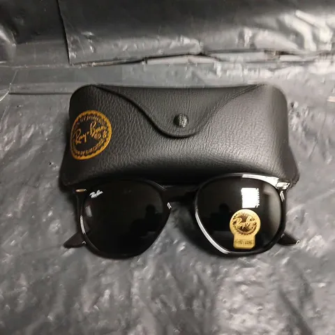 RAY-BAN SUNGLASSES - BLACK FRAME WITH G-15 LENS